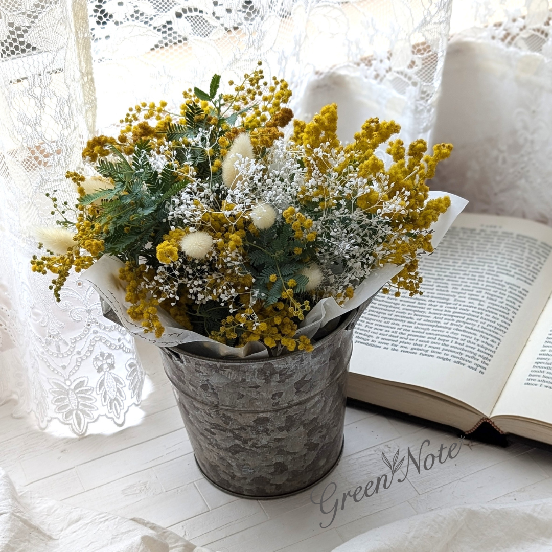 ハッピーイエローが可愛い！ミモザとかすみ草　ラグラスのドライフラワーブリキ缶アレンジメント