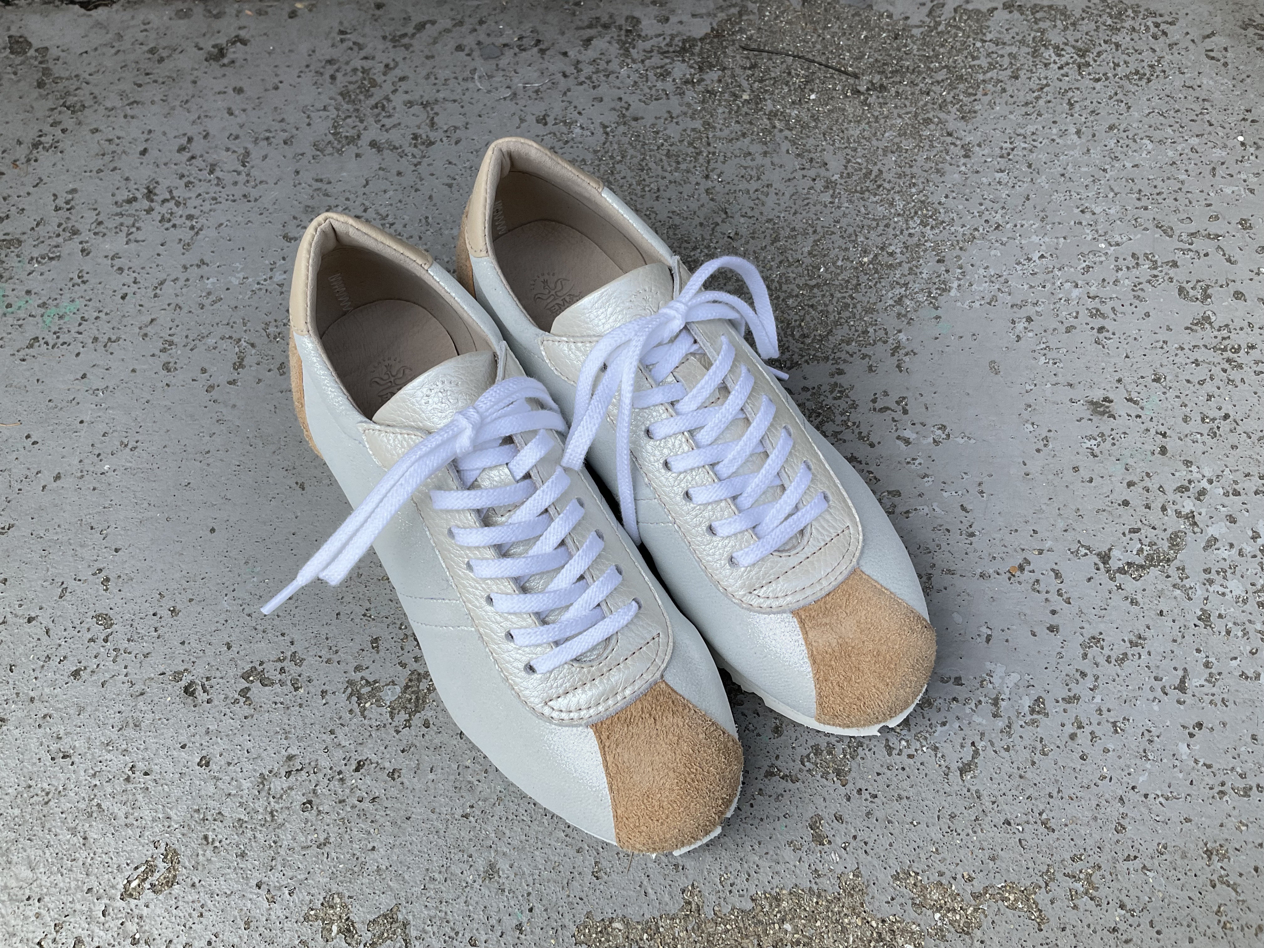 【輝くホワイト！】クラシックなデザインと本革の上質感！EMAのスニーカー/パールホワイト×ベージュスエード 14,454円