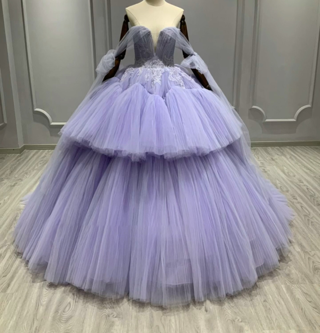 上質なカラードレス　ラベンダー色紫　カラー変更可能　ふわふわチュール　素材感　あみあげ挙式音楽会パーティードレススタジオ