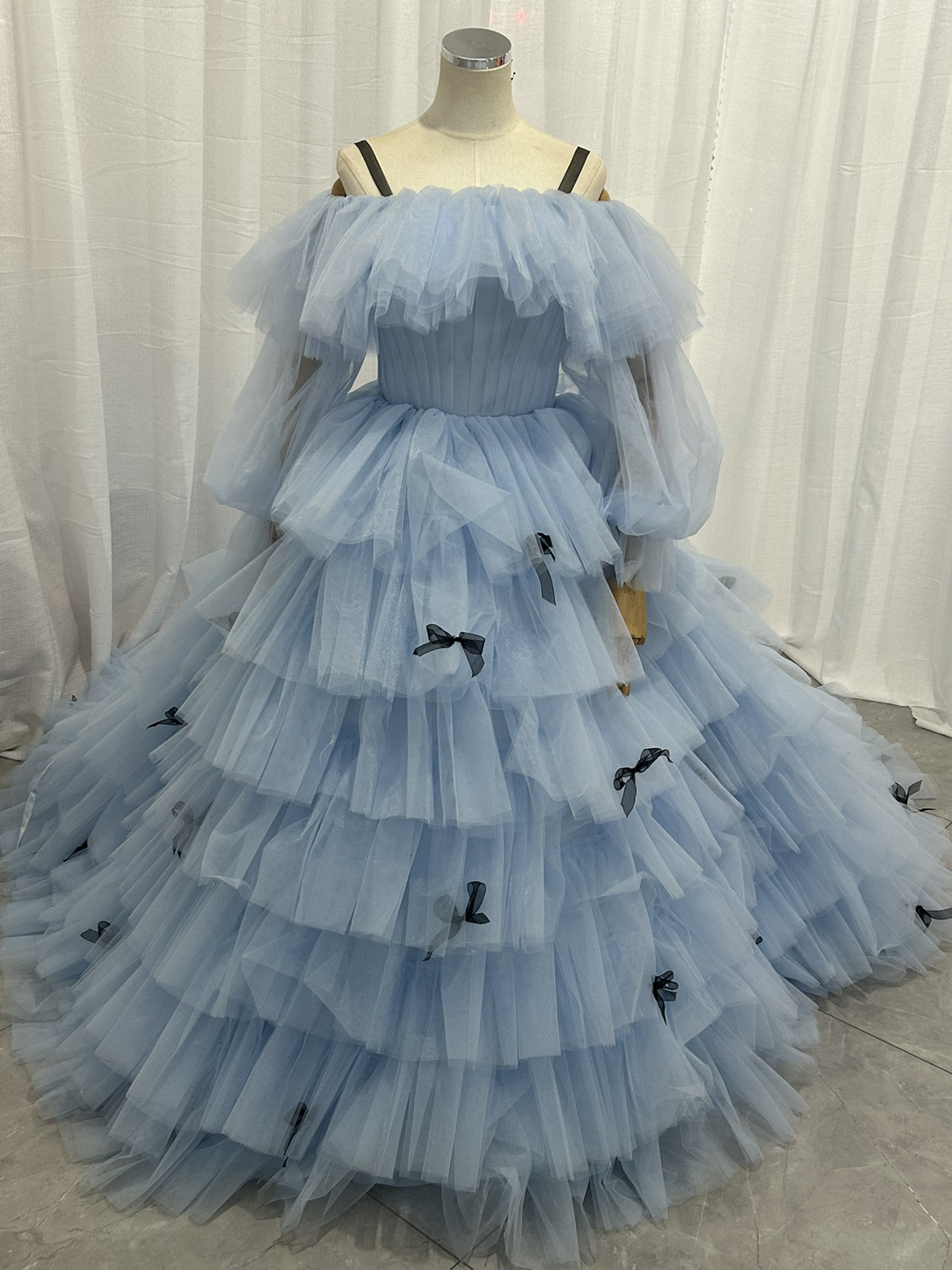 人気上昇！ライトスカイブルー　リボン　カラードレス　付け袖　オフショルダー　柔らかく重ねたチュールスカート