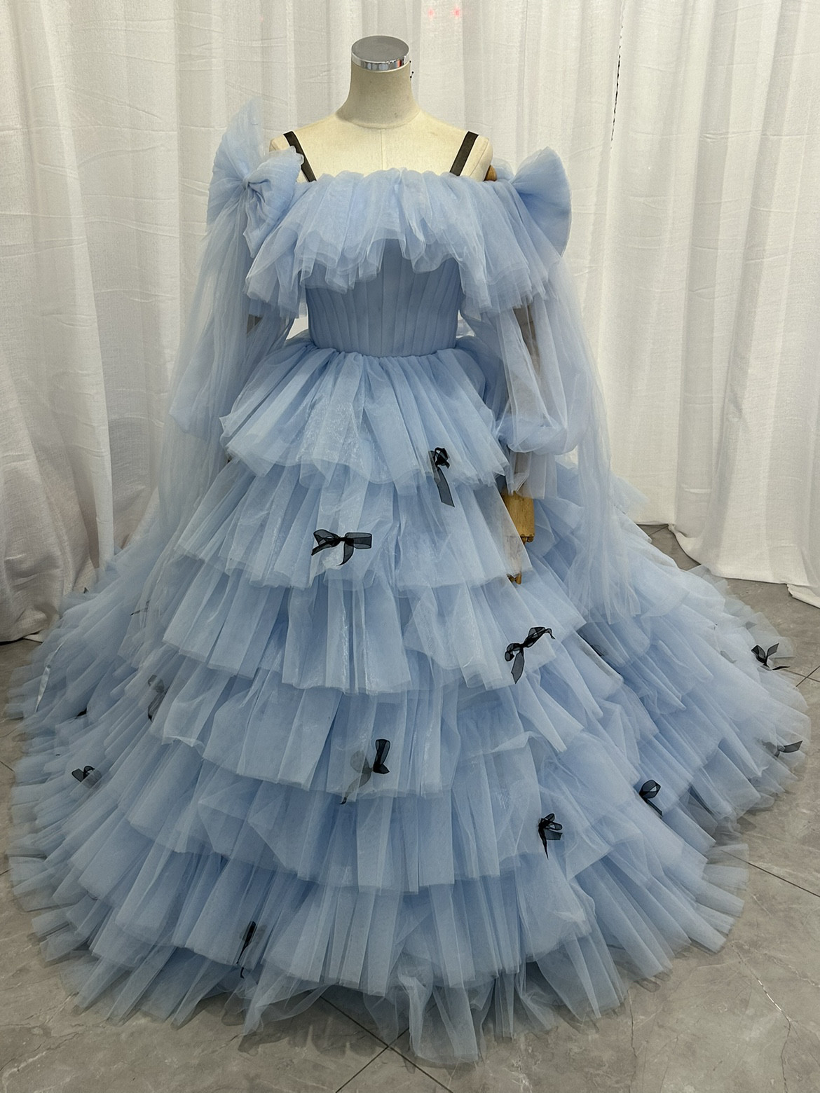 人気上昇！ライトスカイブルー　リボン　カラードレス　付け袖　オフショルダー　柔らかく重ねたチュールスカート