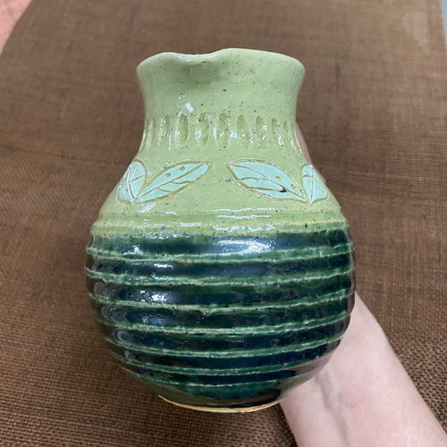 緑色の陶器製ピッチャー花瓶 ドイツで購入 緑色の陶器製ピッチャー花瓶 ドイツで購入特別