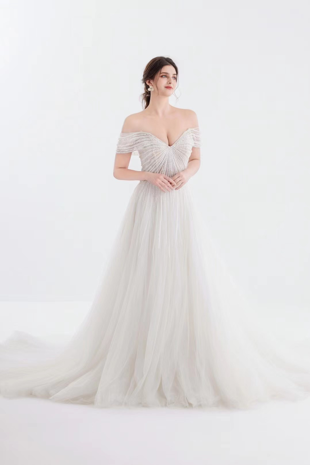 ベストセラー獲得！豪華なウェディングドレス　Ｖネック　オフショルダー　キラキラ　くるみボタン　チャック　二の腕を隠せる