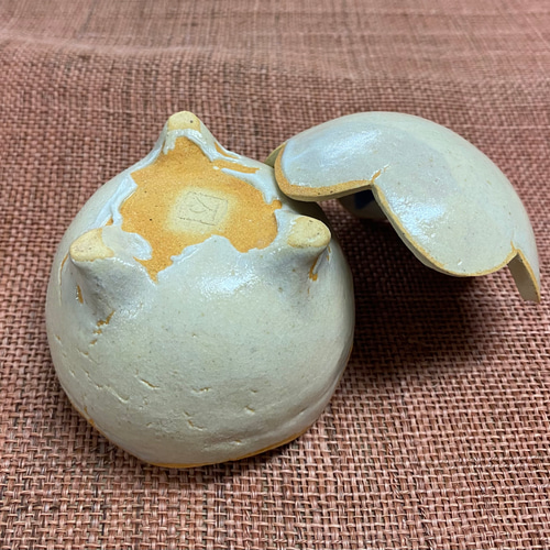 卵の形の陶器の置物です ヴィンテージの陶器製卵型小物入れ - Etsy 日本