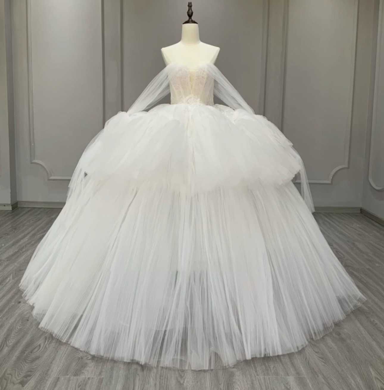 大人気　ふんわりチュール　ボリューム　ホワイト　お色直し　優雅エレガント　前撮り　可愛い　シンプルなウェディングドレス