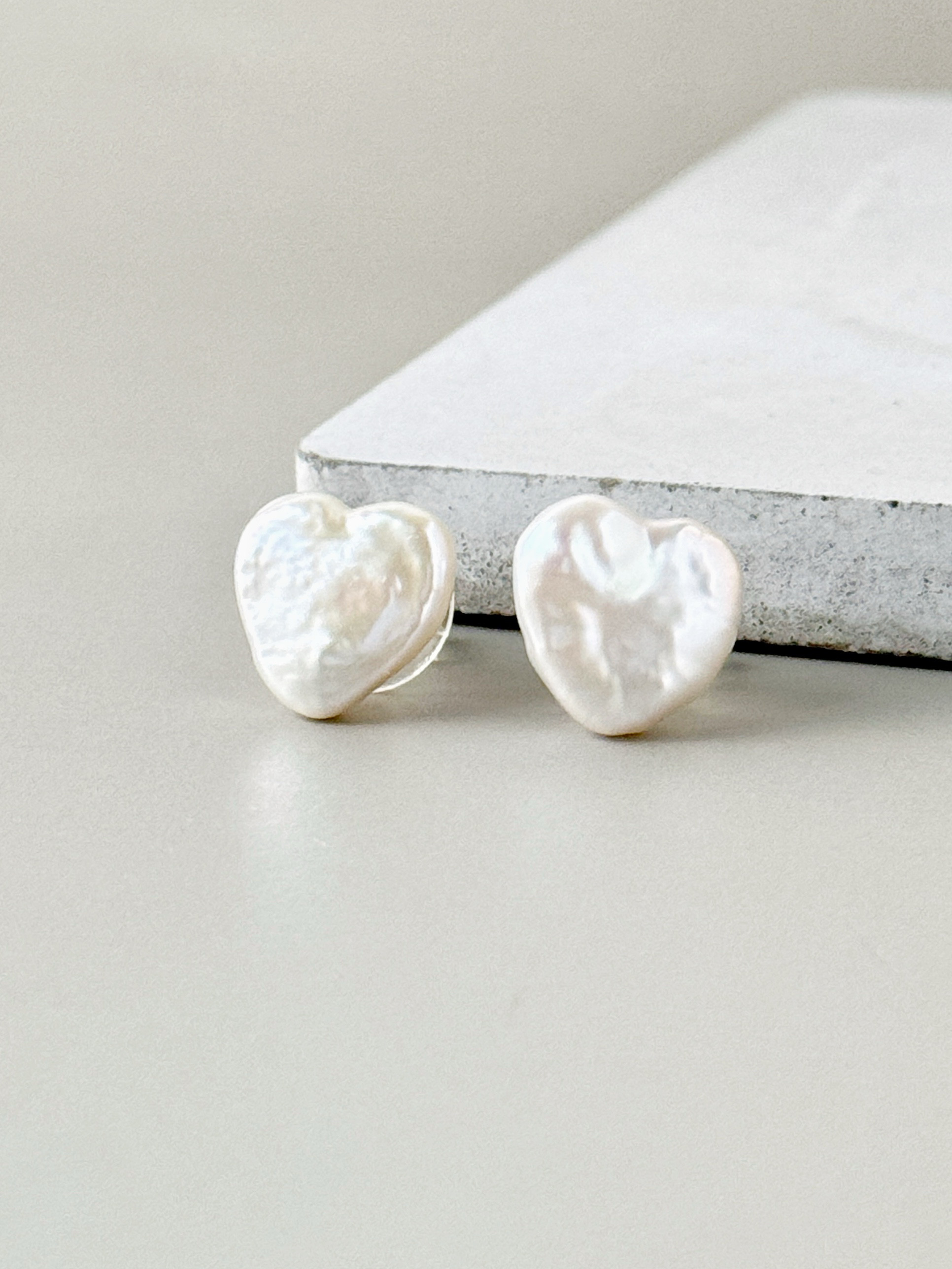 ハートの淡水パールピアス/イヤリング　[白　ゴールド サージカルステンレス　仕事　入学式　セレモニー　卒園式]