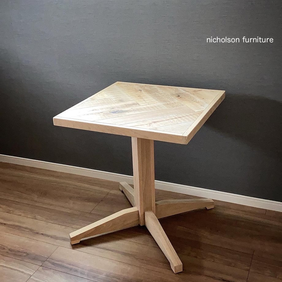 カフェテーブル　ヘリンボーン　ラスティック オーク  十字脚　木製脚 or アイアン脚