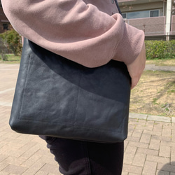 【日本製】栃木レザー　肩掛けレース長さ調節可能なサコッシュ　ブラック 9枚目の画像