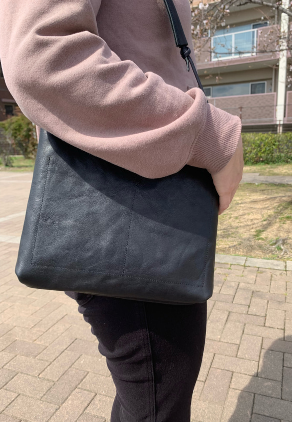 【日本製】栃木レザー　肩掛けレース長さ調節可能なサコッシュ　ブラック 9枚目の画像