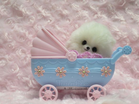 羊毛フェルト　ペットカートに乗るわんこ 羊毛フェルト 犬 ポメラニアン 白 ホワイト ベビーカー 羊毛フェルト