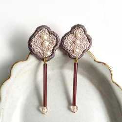 261◇花輪◇刺繍ピアス.刺繍イヤリング.刺繍アクセサリー.くすみ色 