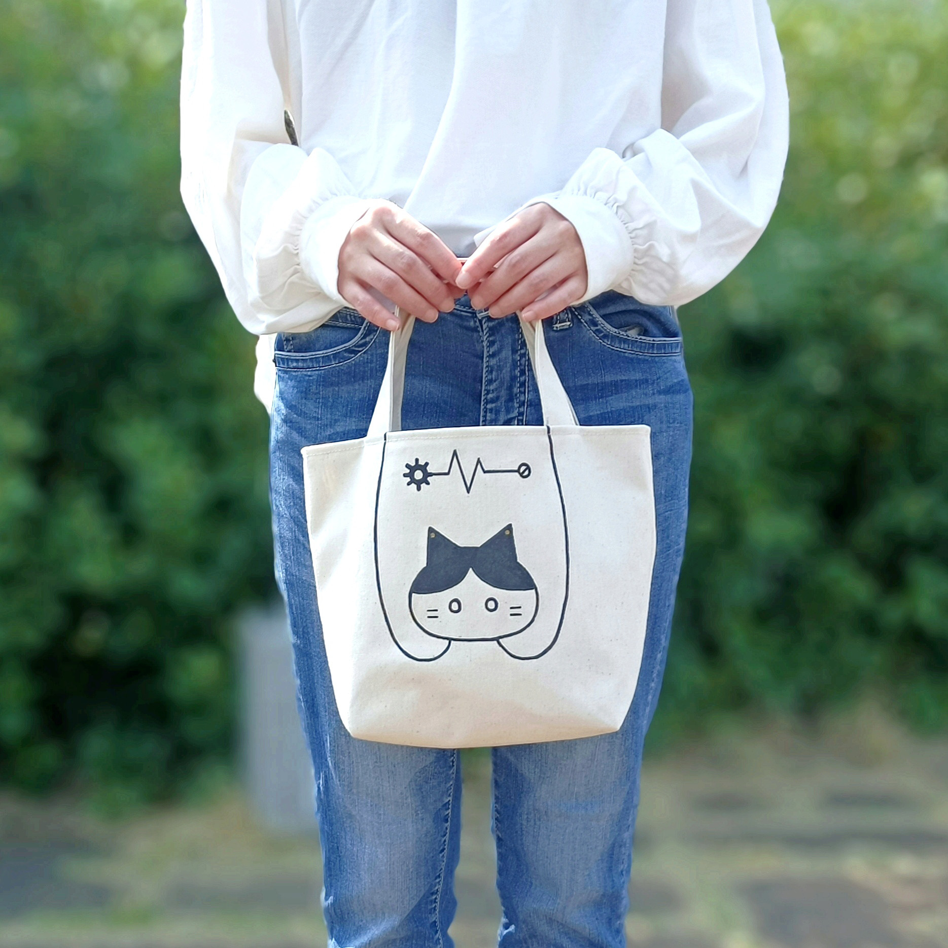 ぷらーんと運ばれる♪ハチワレネコchiのミニトートバッグ┃手描きイラスト 11号帆布(キャンバス生地) 猫ミニバッグ