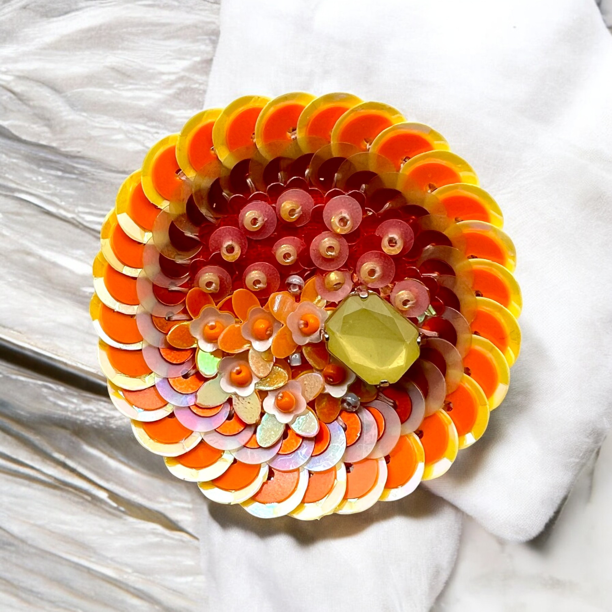 太陽の輝き＊元気をくれるスパンコール刺繍ブローチ　l-bezb042bro