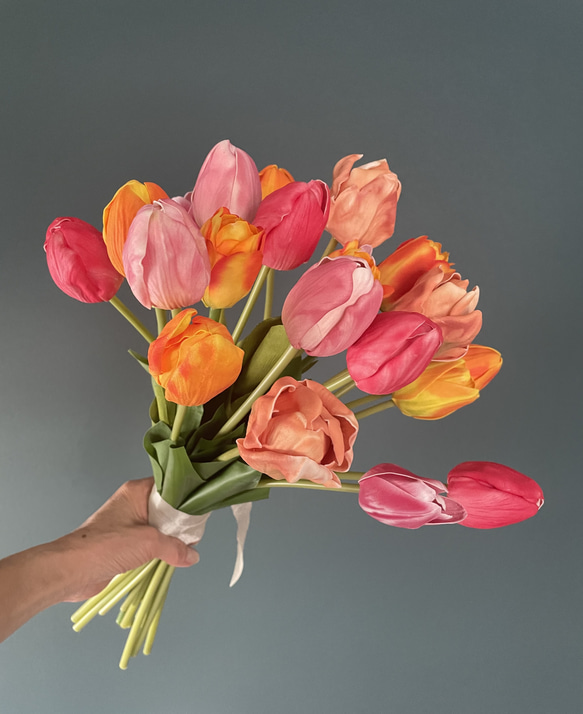 【即日発送ok】可憐なチューリップブーケ　ブートニア付き　ウェディングブーケ ピンクのチューリップとポピーのウェディングブーケ・ブートニア