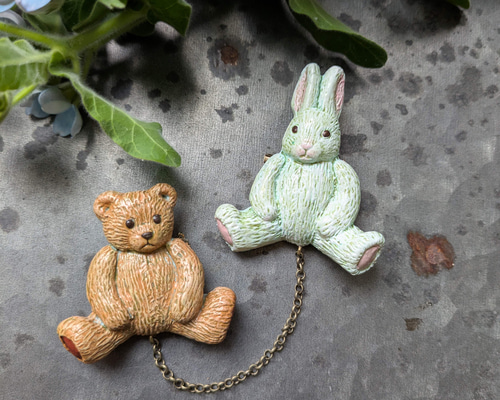 樹脂粘土〉くまとうさぎの2連ブローチ ブローチ harumoriji 通販