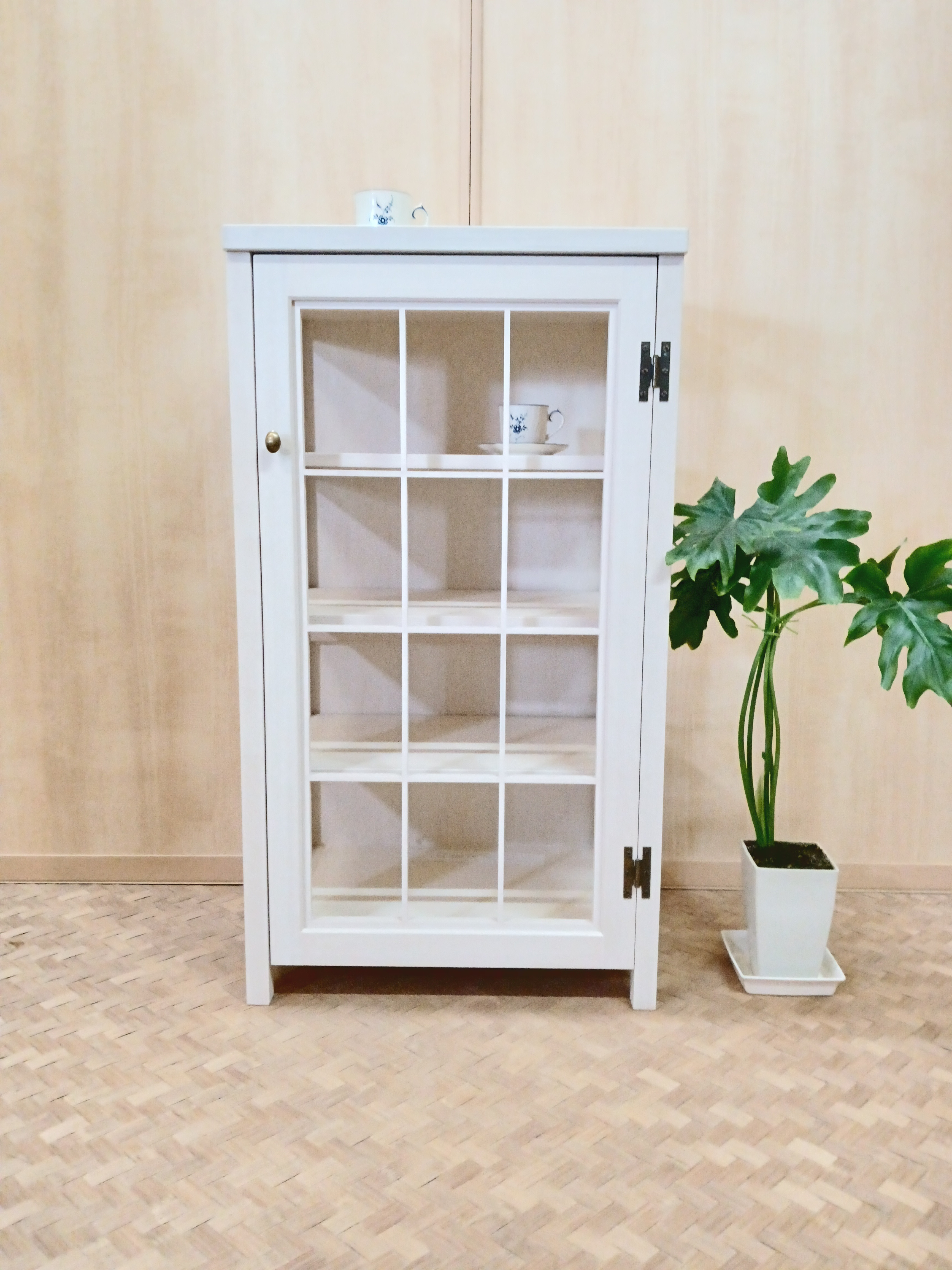 キャビネット白　細格子　飾り棚　食器棚　高さ90cm