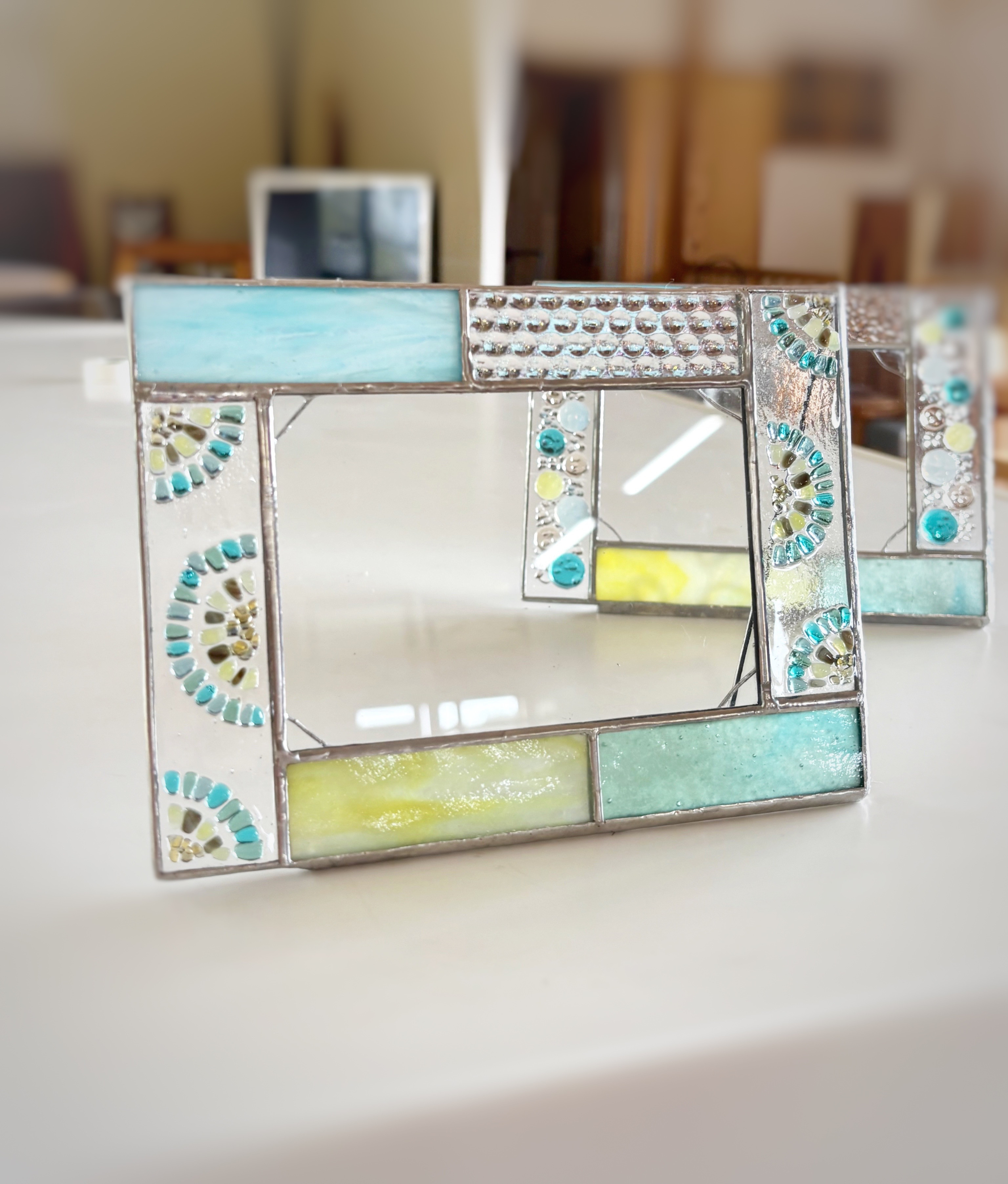 再販　フュージンググラス.ステンドグラスのクリアなフォトフレーム　ペパーミントグリーンブルーイエロー