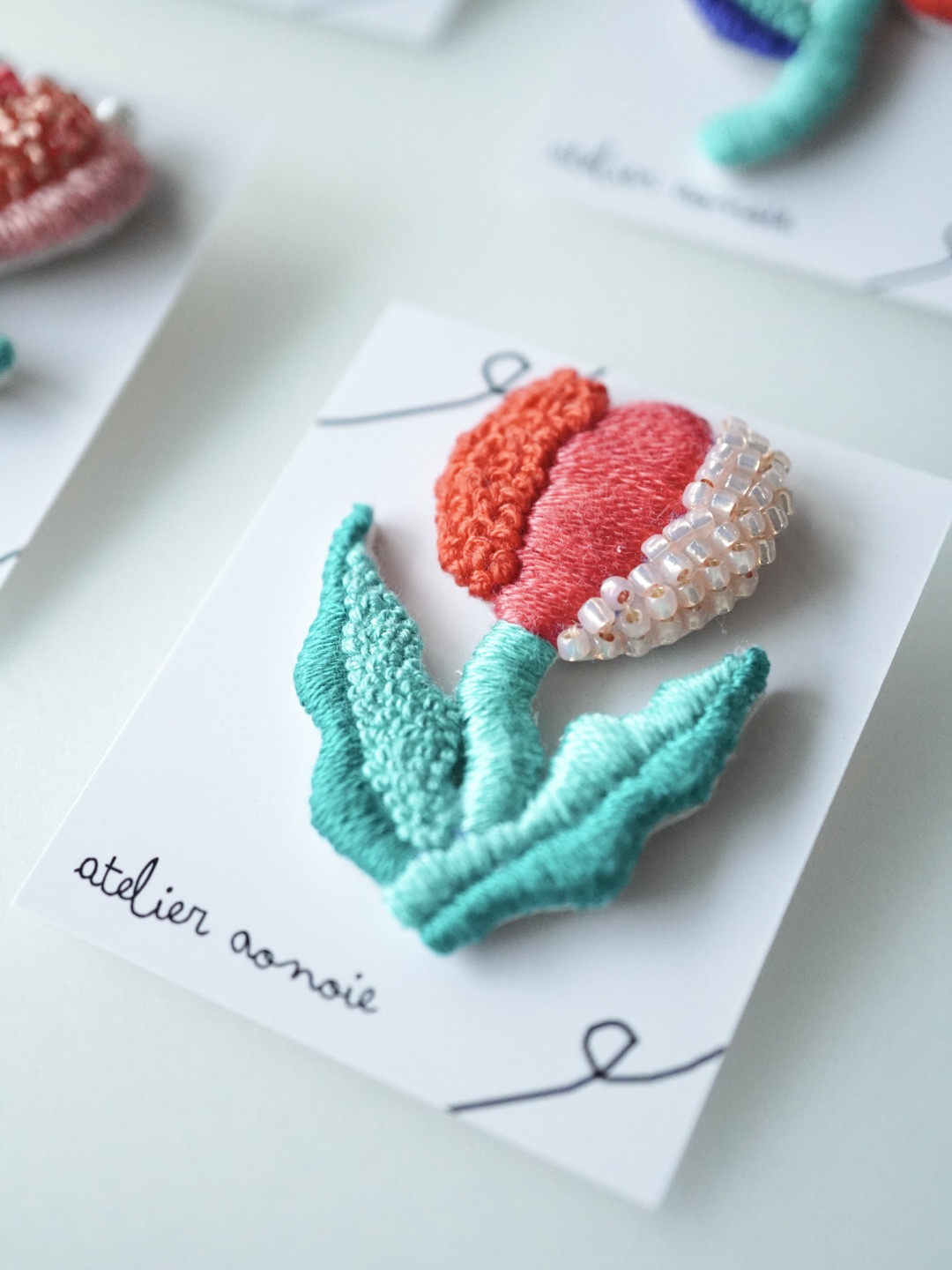 赤いチューリップの刺繍ブローチ　ゆらぐ花