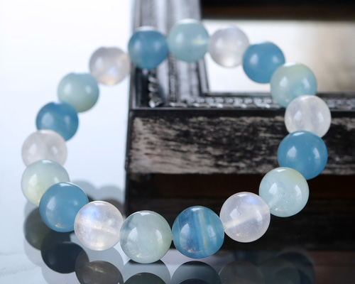 ブルームーンストーンとアクアマリンとブルーカルサイトの ブルーを