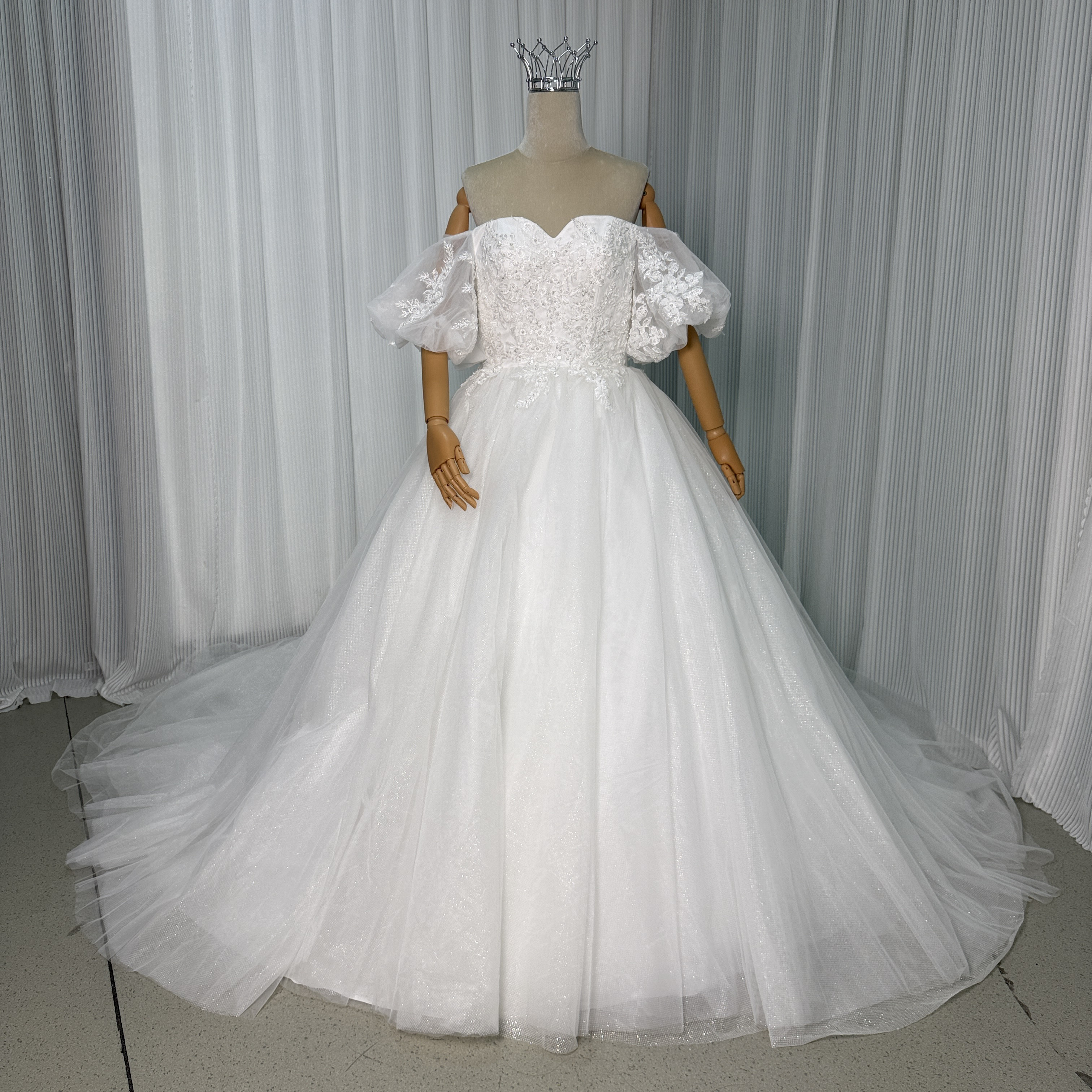 送料無料！ウエディングドレス 上品花レース パフスリーブ 柔らかく重ねたチュールスカート ロングトレーン ベアトップ ウ