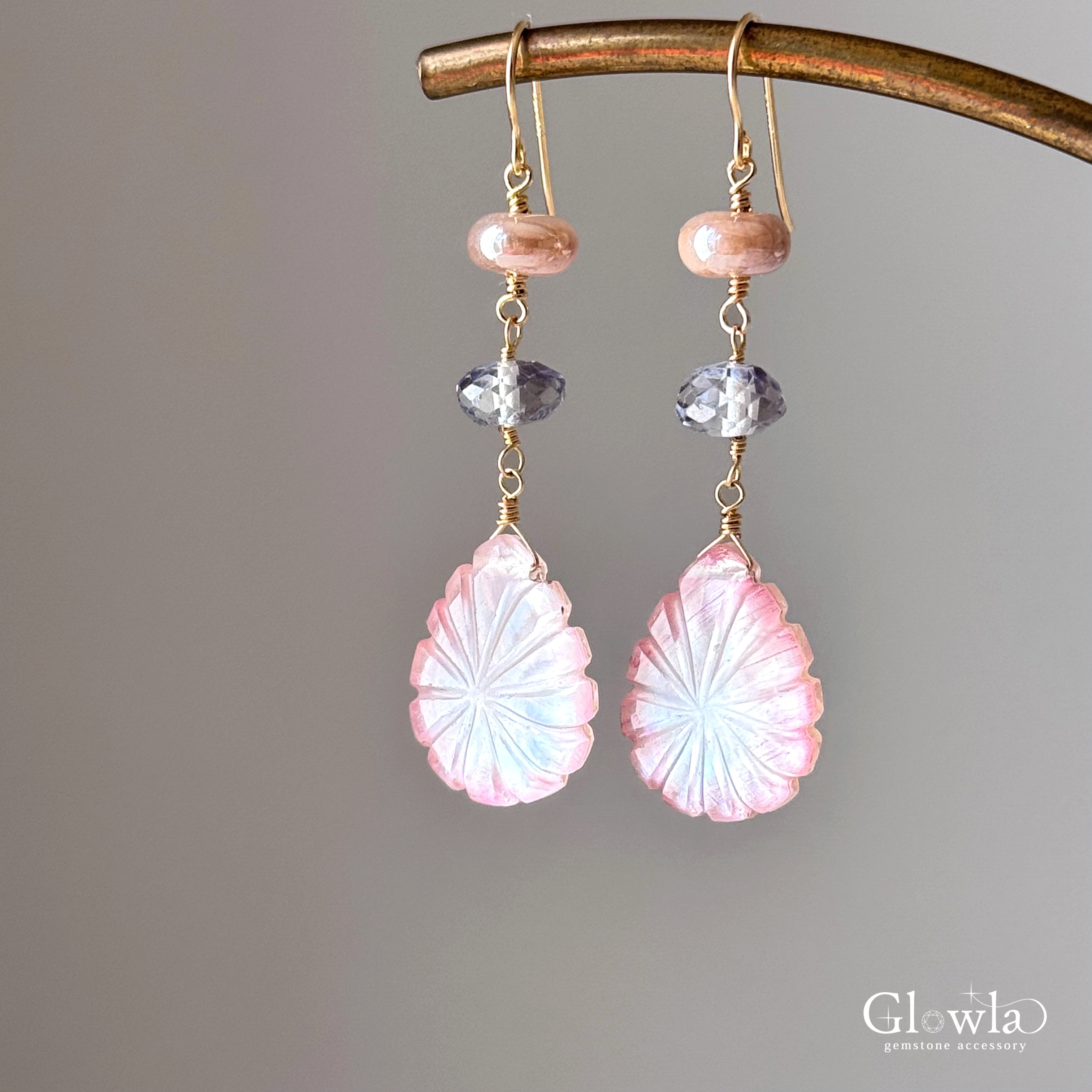 桜色ローズクォーツ・マザーオブパールのカービング＊ミスティックトパーズ他 14kgfピアス/16kgpイヤリング 天然石