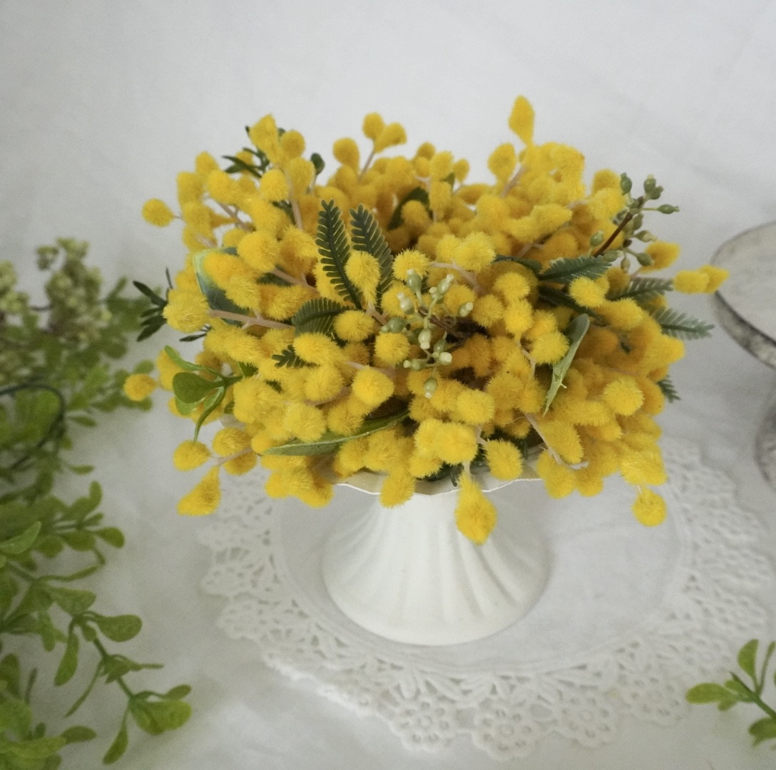 一年中ミモザを楽しめる　卓上リース　アンティークブリキスタンド付き　アーティフィシャルフラワー　フラワーギフト