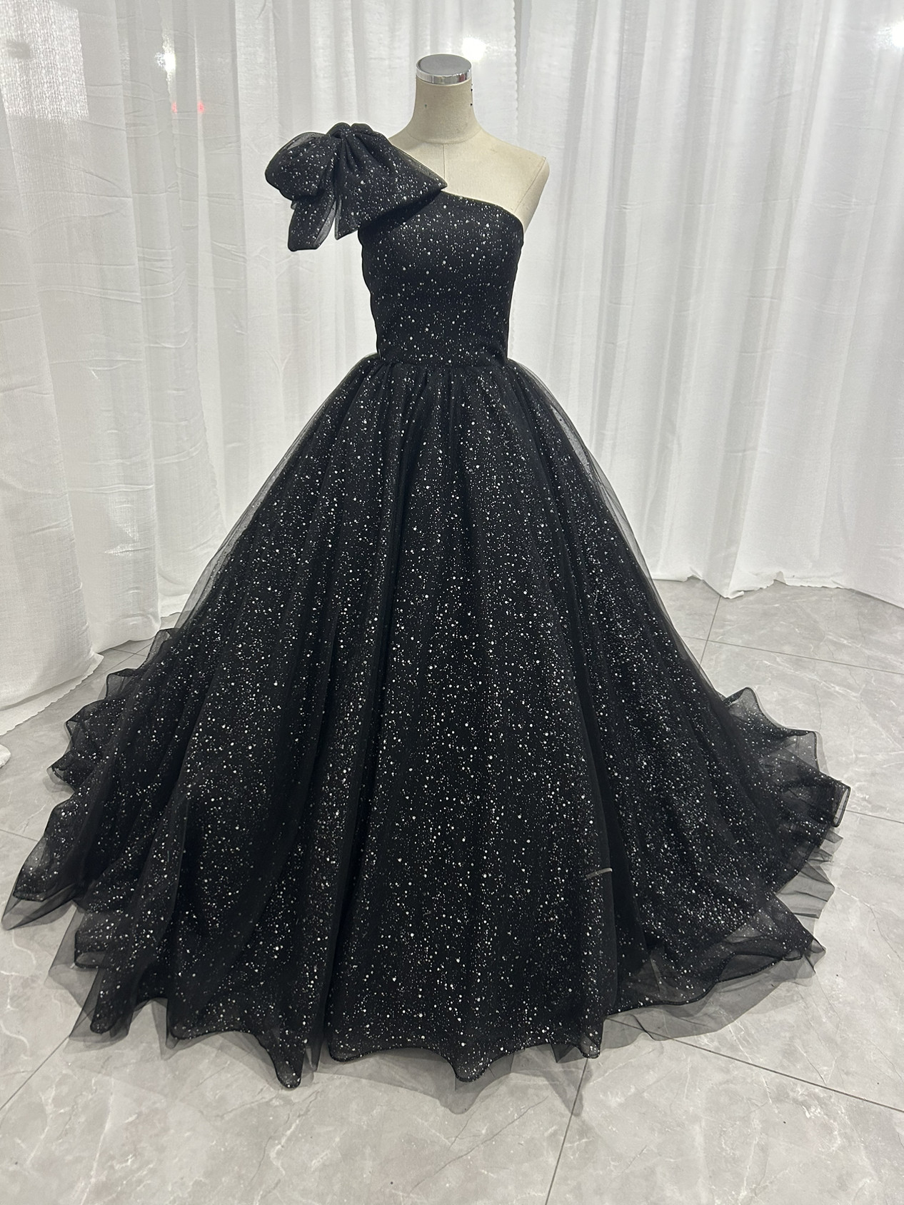 送料無料！高品質！ 黒   ワンショルダーリボン  キラキラチュール  カラードレス パーティードレス 黒   細見えシ