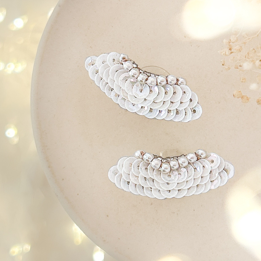 静かな水面 スパンコールとパールの扇型ピアス/イヤリング【ホワイト】｜耳たぶに沿う｜軽やか 特別な日 大人の装い