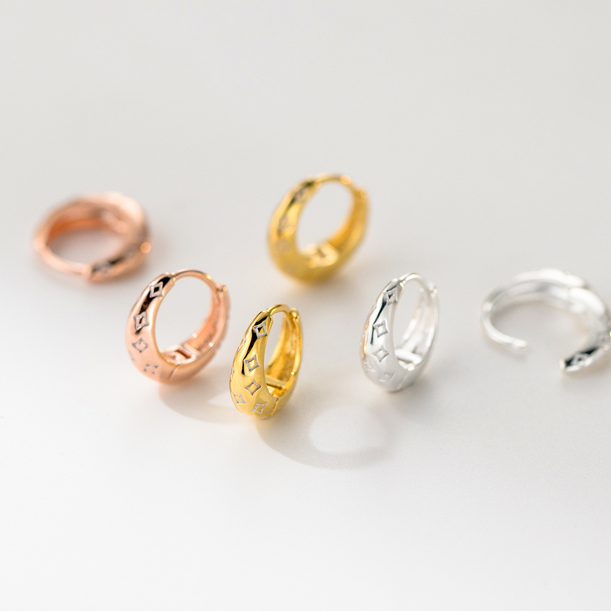 シルバー925 小さめ　ぷっくり　模様あり　フープピアス　ピアス つけっぱなし　金属アレルギー対応