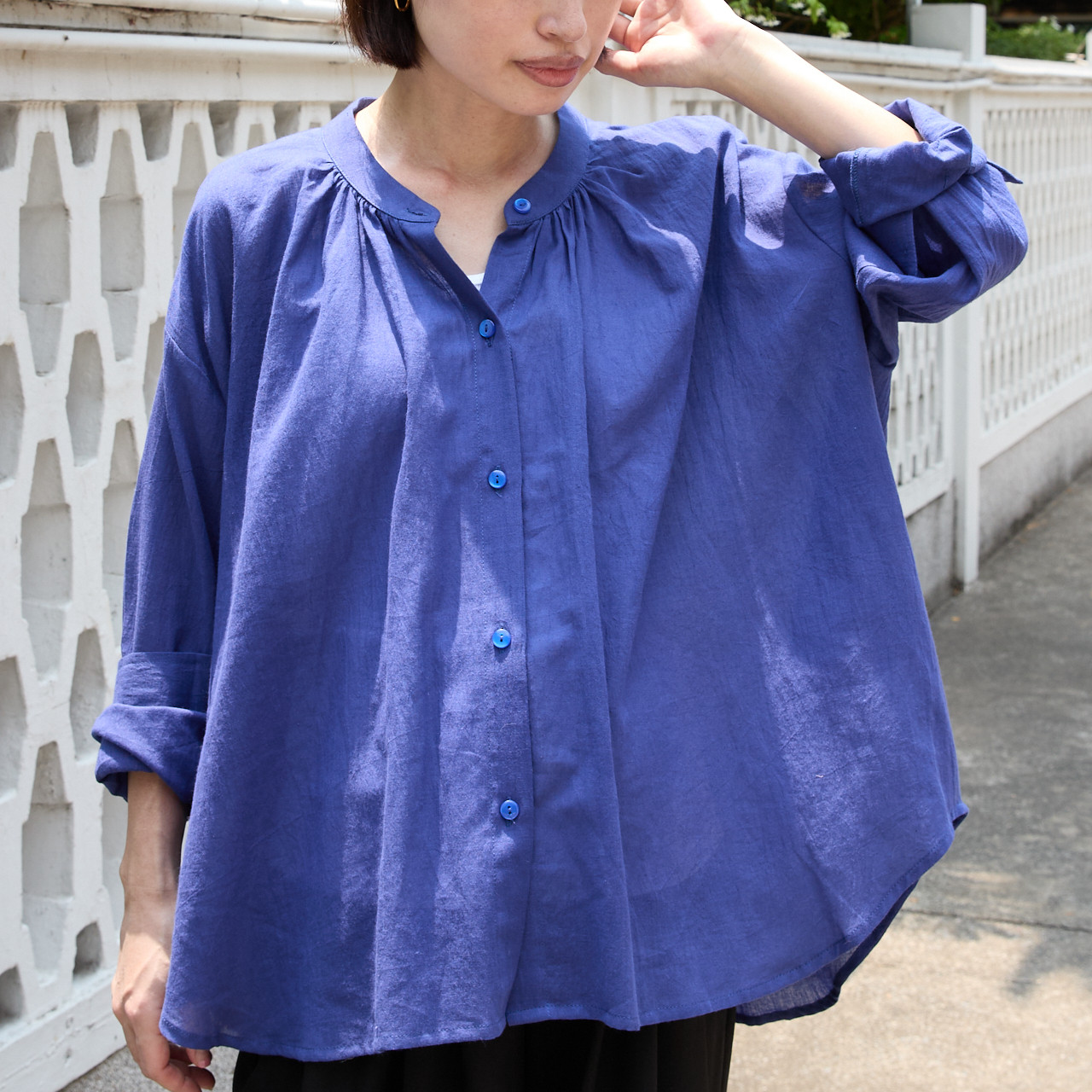 風通しの良い ふんわり柔らかライトコットン✨ 羽織る コットン シャツ　ネイビー　0674NV