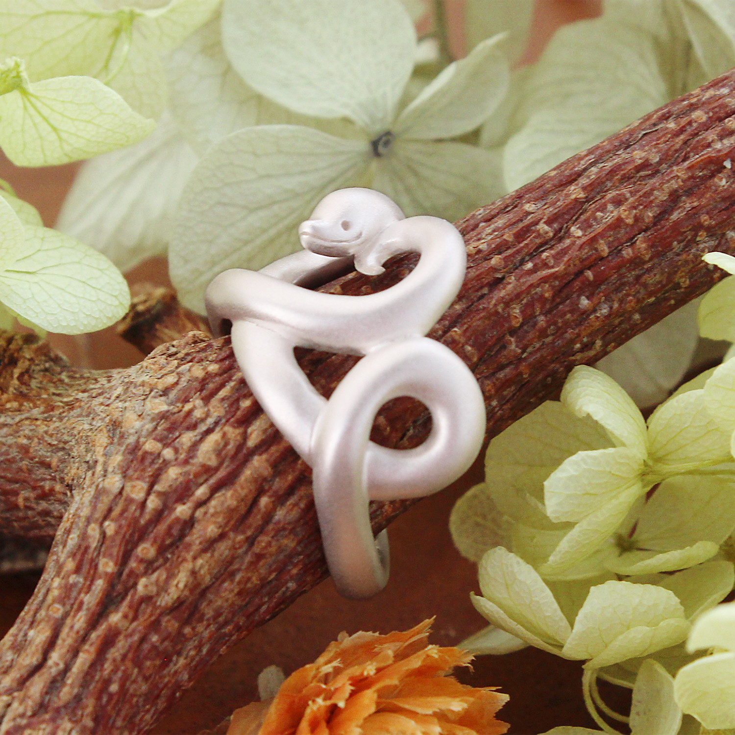 ヘビのハートのリング(白)(受注生産)