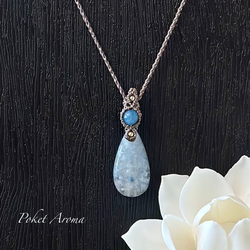 『芭舞』ファイバラスクォーツとディープアクアマリンのマクラメペンダントネックレス 芭舞』ファイバラスクォーツとディープアクアマリンのマクラメ