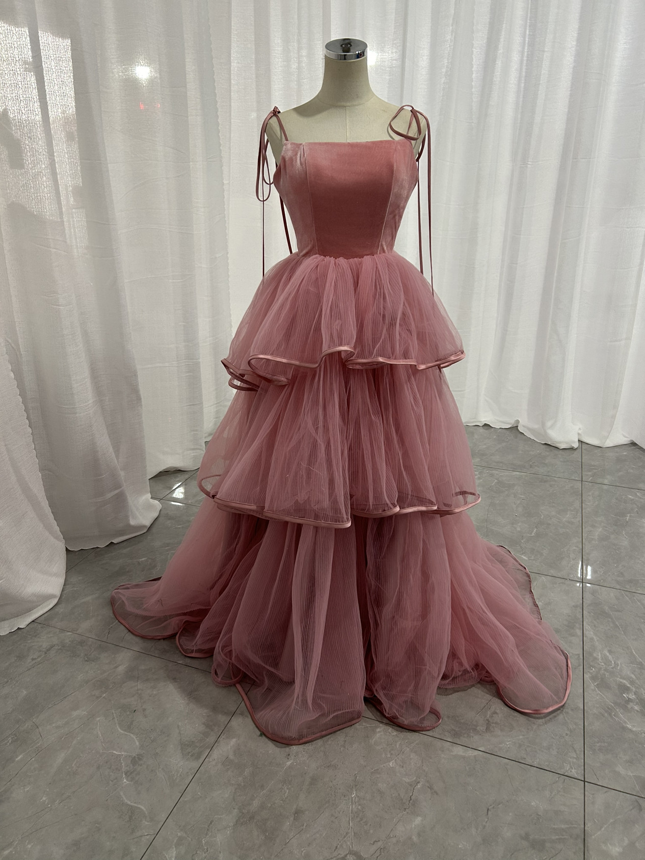 人気上昇！ ピンクキャミソール  カラードレス　チュールドレス　フリルオフショルダーお色直し結婚式　披露宴