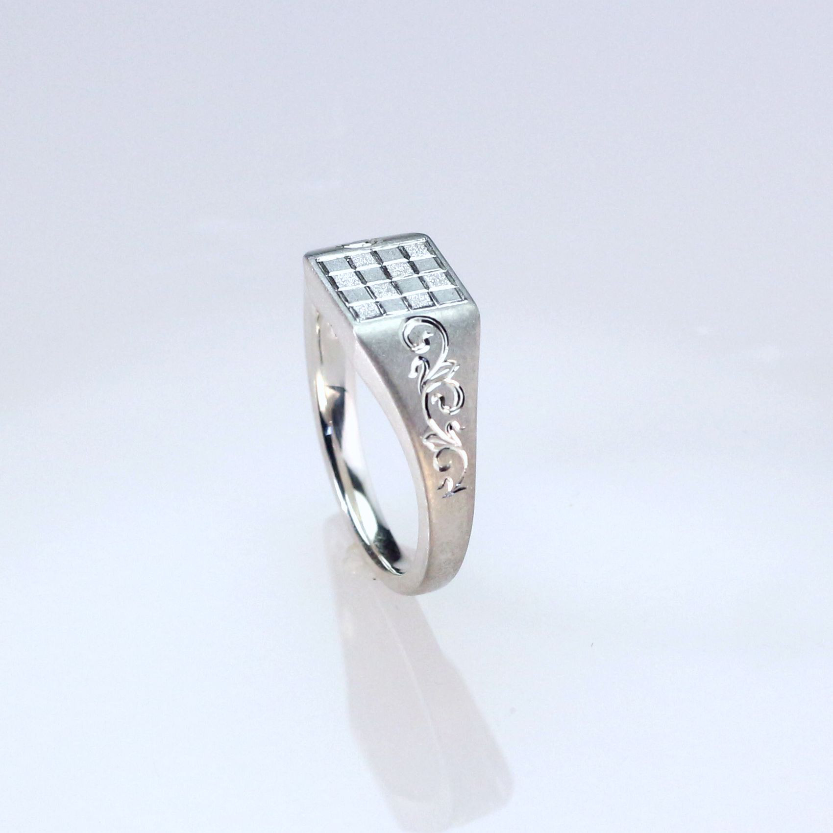 Pt900 手彫り・スクエアリング