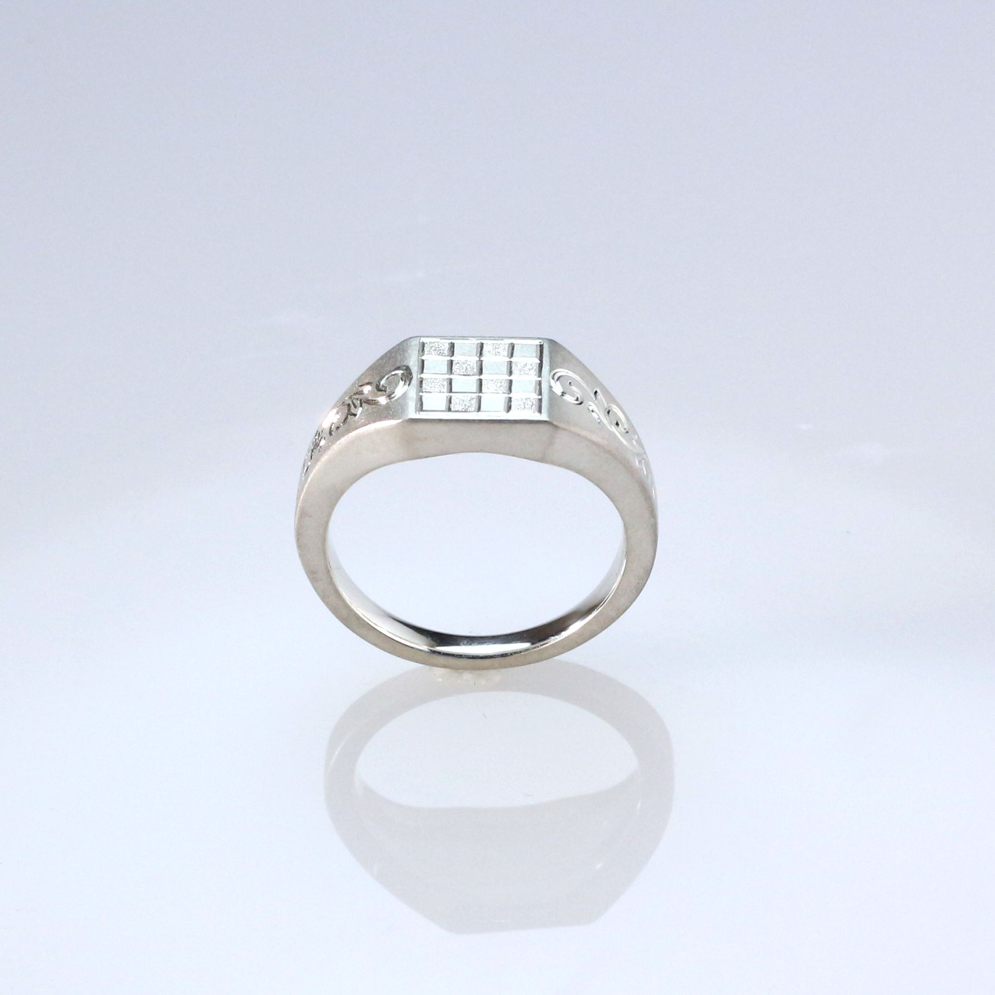 Pt900 手彫り・スクエアリング