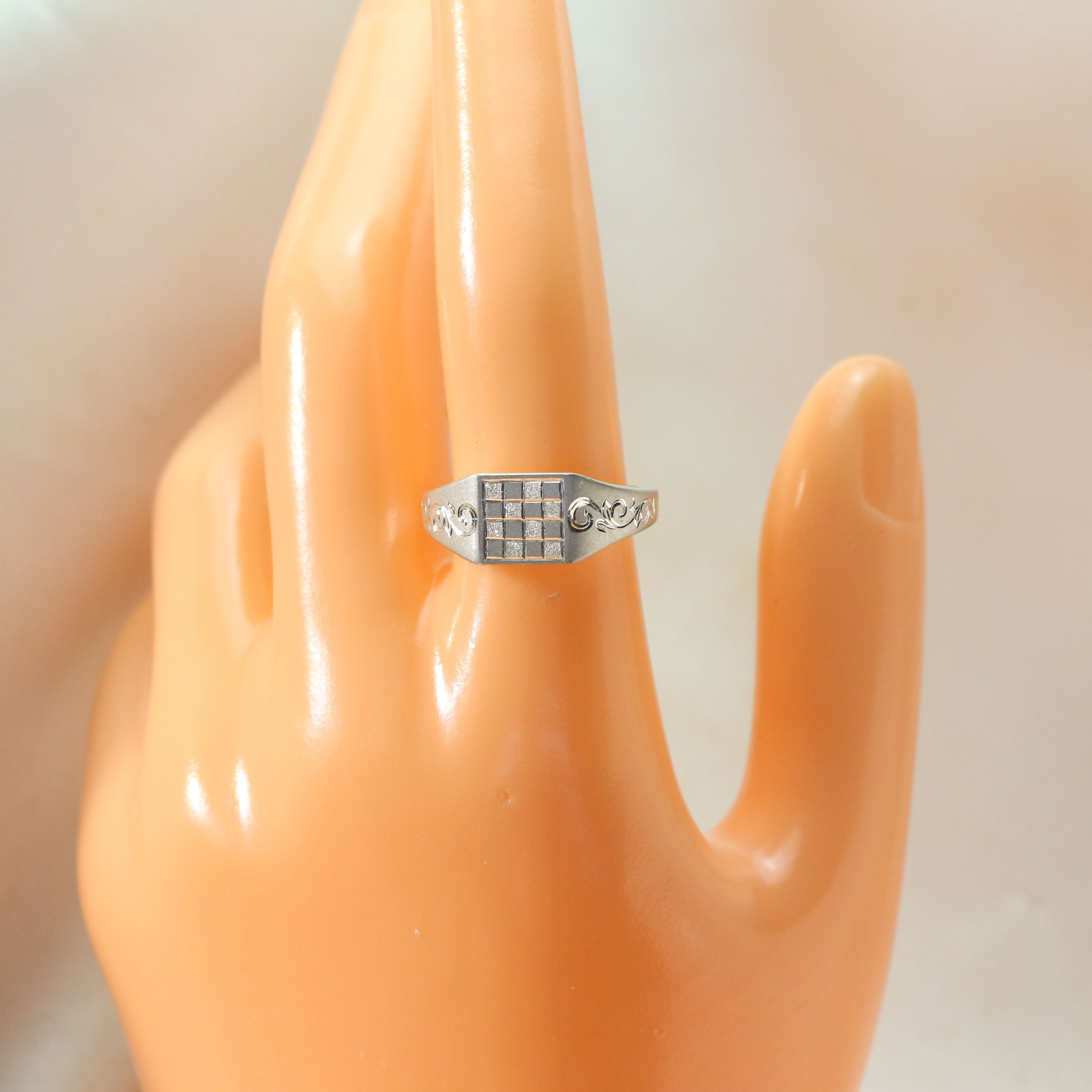 Pt900 手彫り・スクエアリング