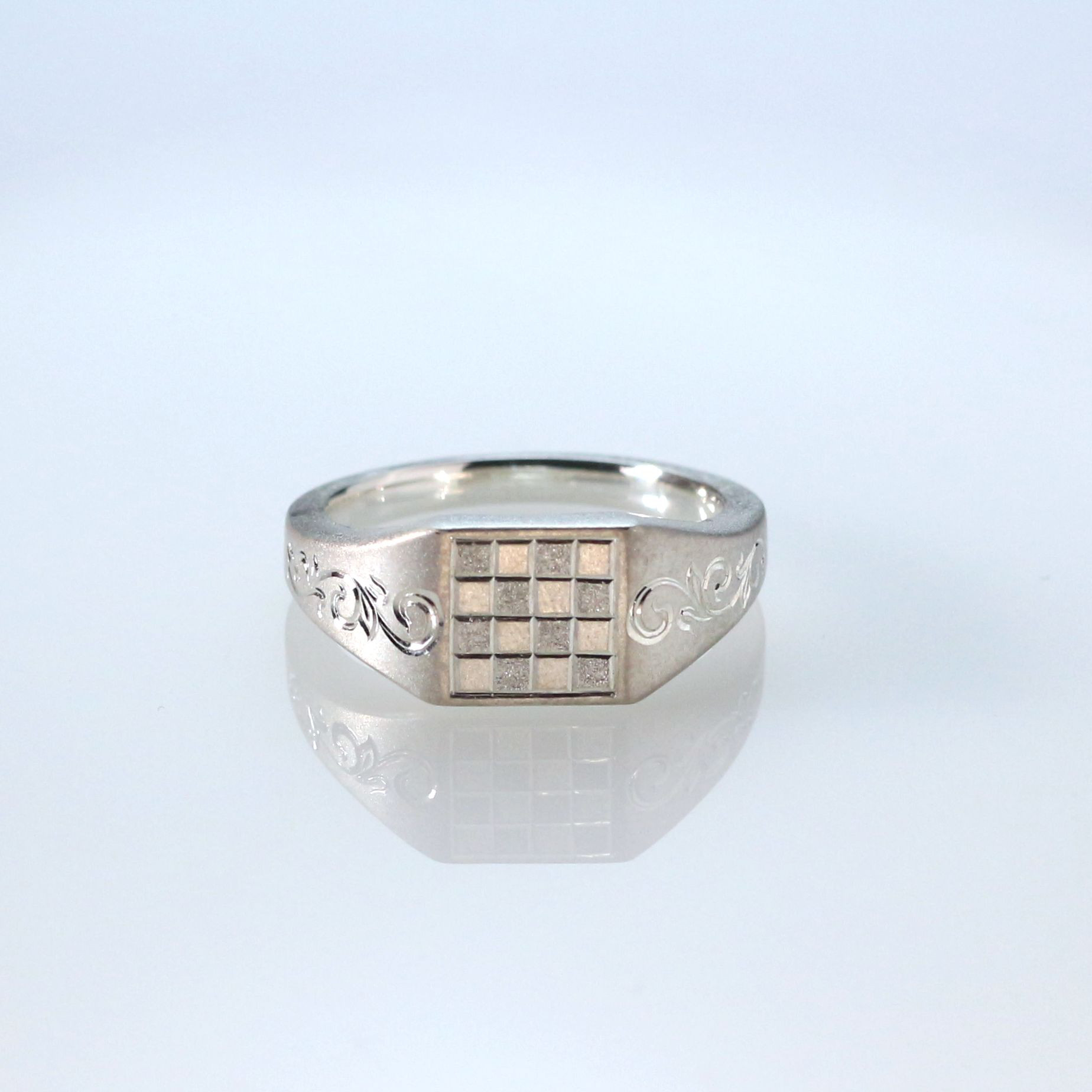 Pt900 手彫り・スクエアリング