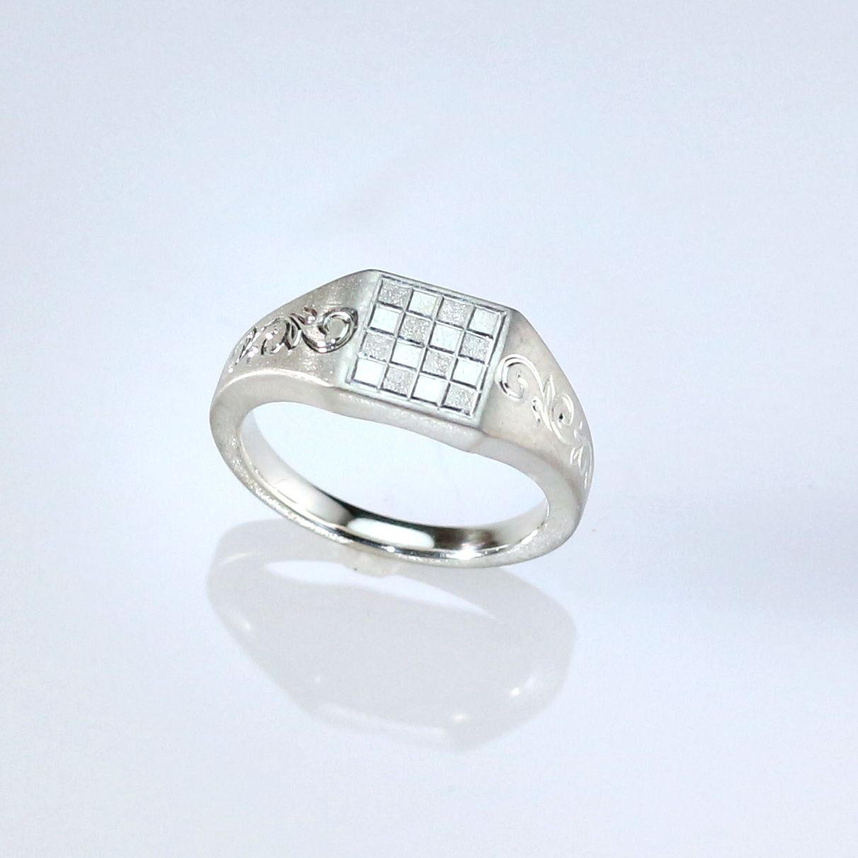 Pt900 手彫り・スクエアリング