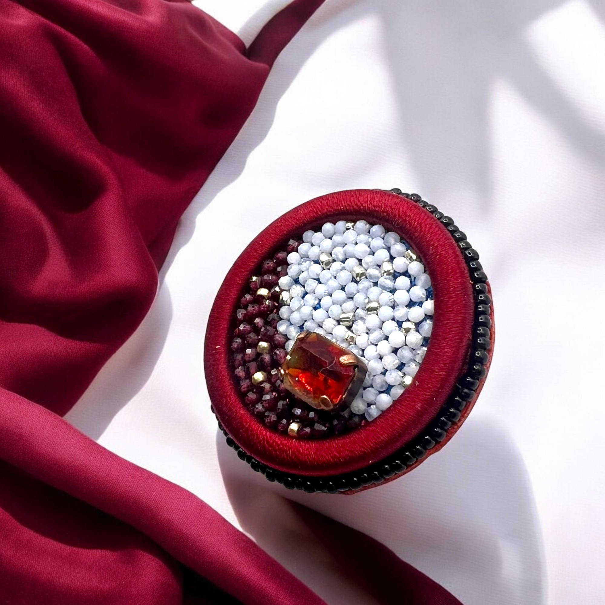 ヴィンテージエレガンス: ブルーレースとロードナイトガーネットの煌めきブローチ　l-bezb037bro