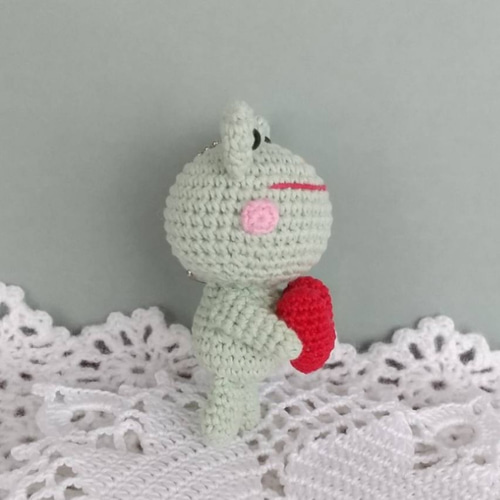 ハートを持ったカエルさん＊編みぐるみキーホルダー＊ あみぐるみ