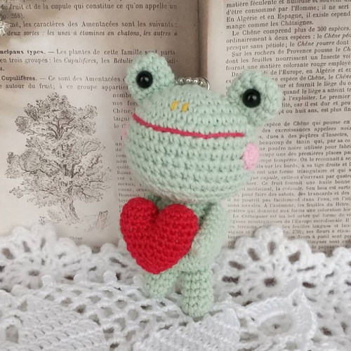 ハートを持ったカエルさん＊編みぐるみキーホルダー＊ あみぐるみ