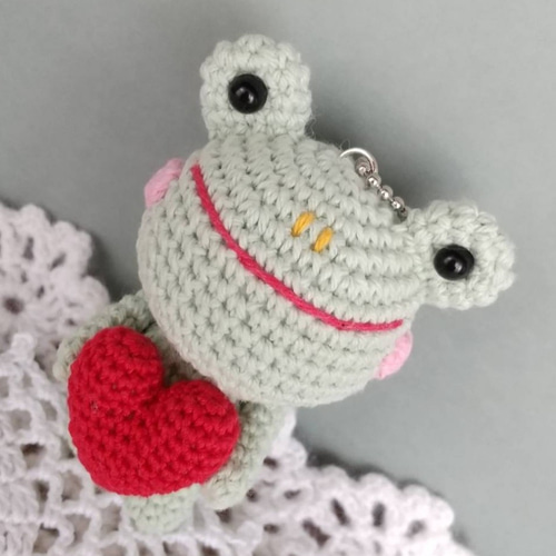 ハートを持ったカエルさん＊編みぐるみキーホルダー＊ あみぐるみ