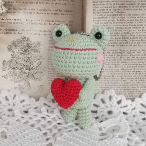 ハートを持ったカエルさん＊編みぐるみキーホルダー＊ あみぐるみ