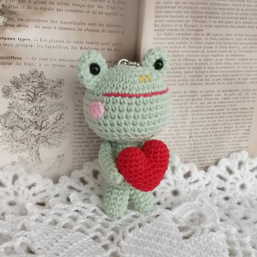 ハートを持ったカエルさん＊編みぐるみキーホルダー＊ あみぐるみ