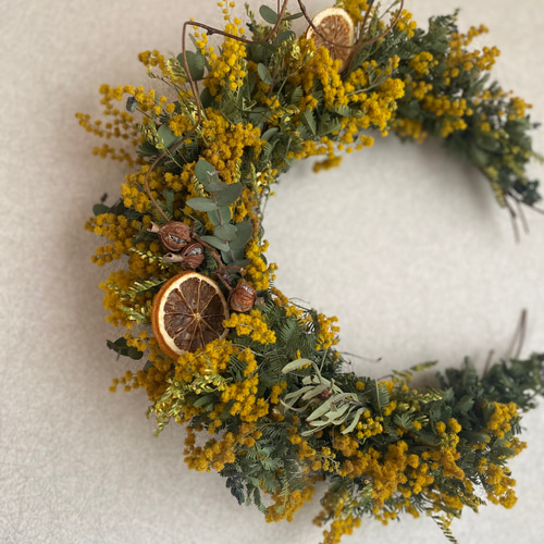 ミモザと4色のスターチスの三日月リース♡ドライフラワーリース SALE 春の訪れ2025☆ミモザ三日月リース☆ミモザリース ドライ