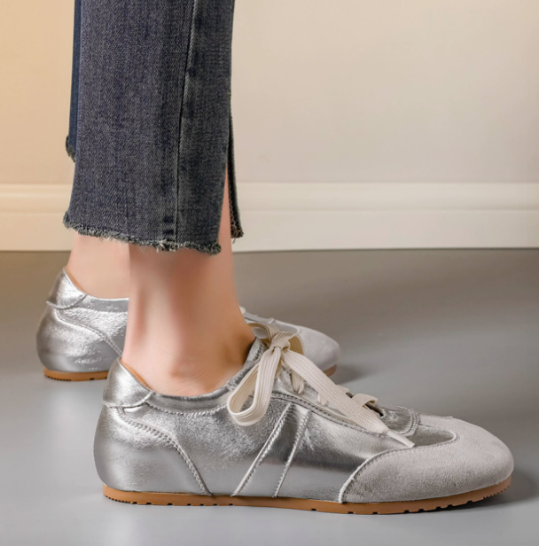 とりあえずこれ履けばOK！ スニーカー 革スニーカー 大人のオーダーメイドスニーカー 幅広 外反母趾 レザーのツヤ感