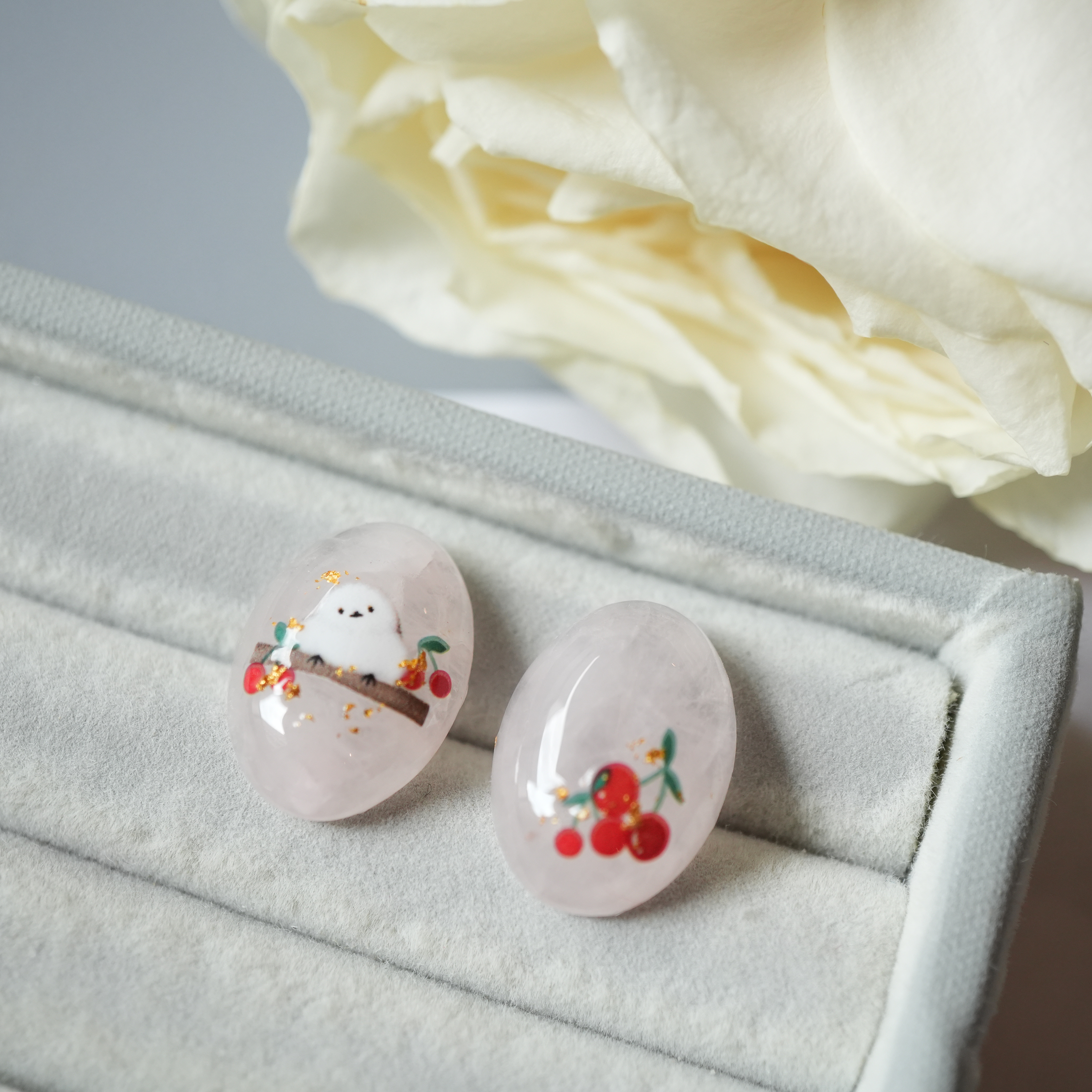 ローズクォーツとシマエナガ さくらんぼのピアス（イヤリング金具変更可）　春