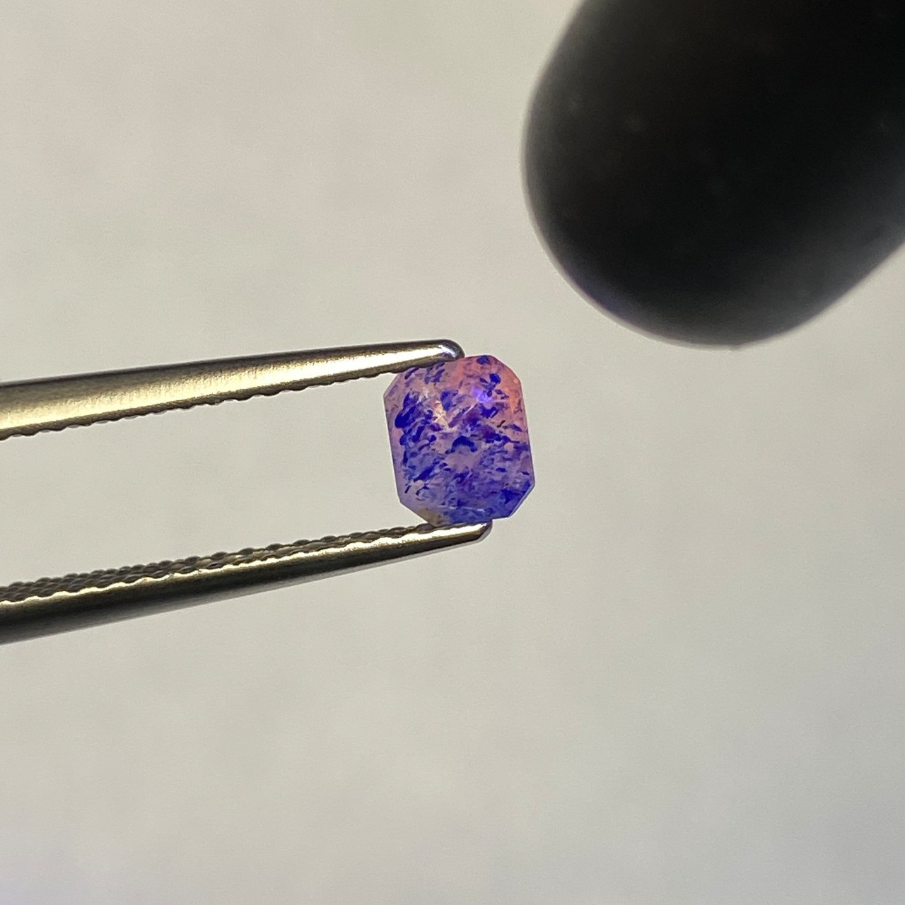 ラズライトインソーダライト 0.35ct アフガニスタン産 蛍光有