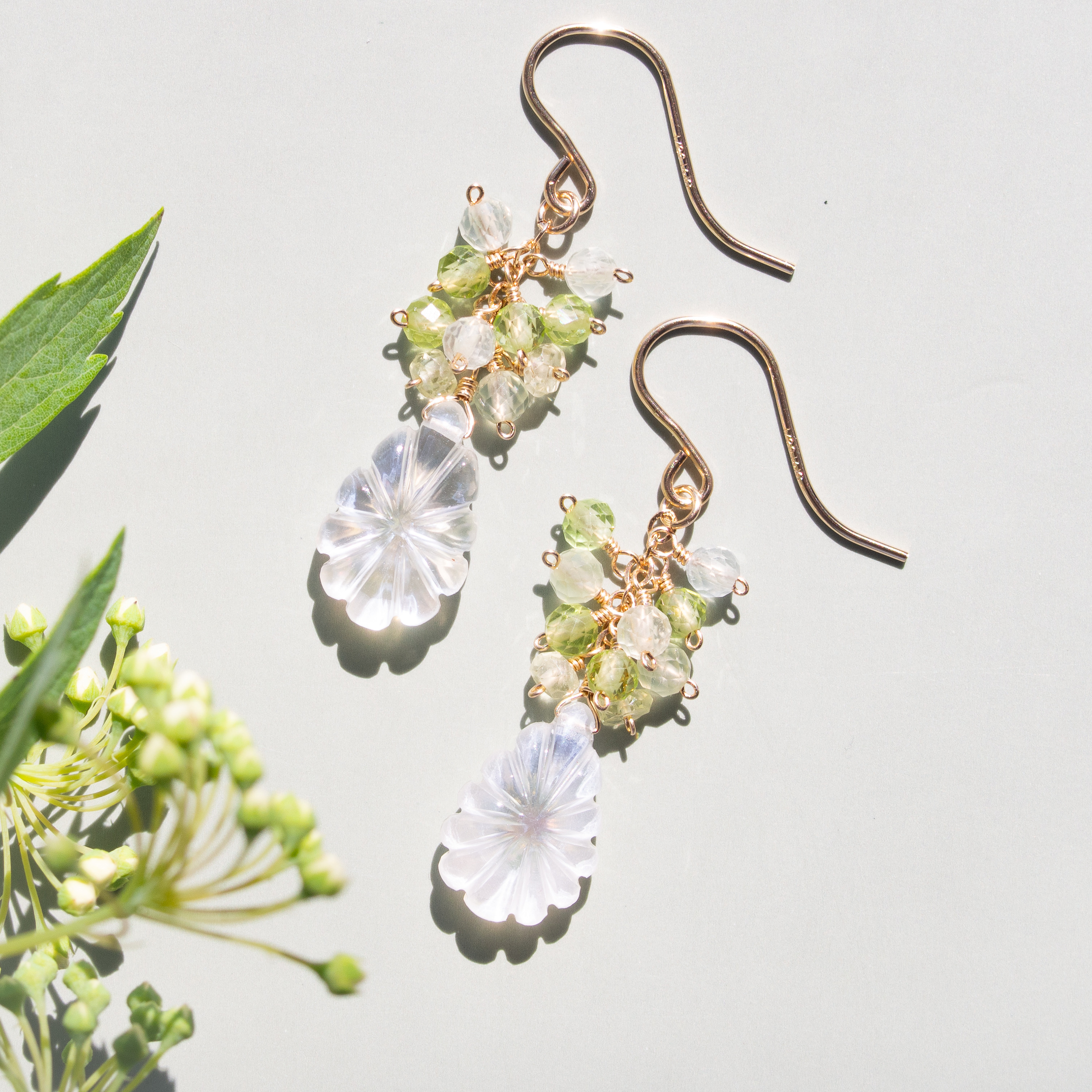 シロツメクサ＊クリスタル×マザーオブパール（カービング）と天然石の彩りピアス（14KGF）／イヤリング