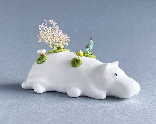 moss hippo（モスヒッポ）_カバの置物＜寝そべるカバの上で暮らす：桜
